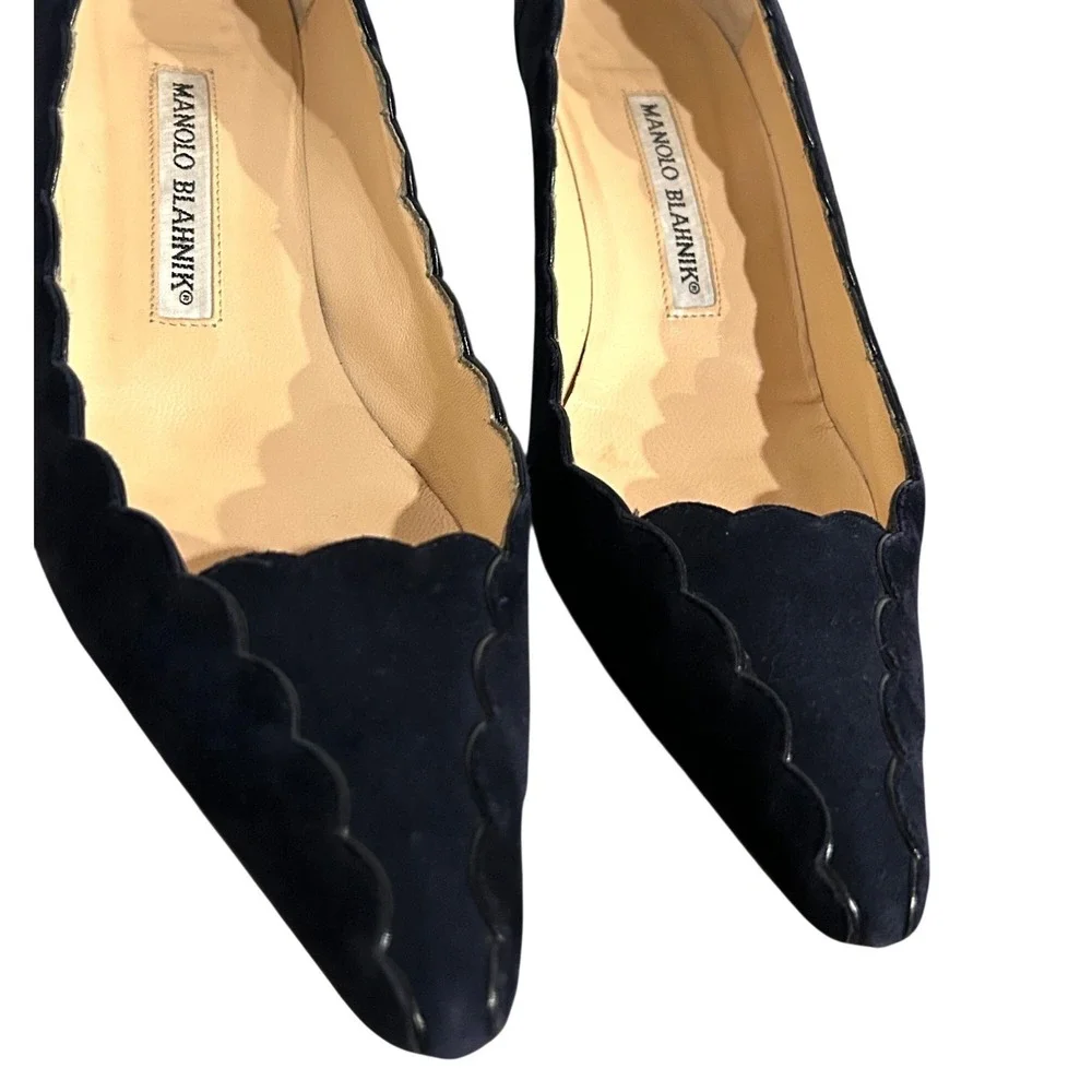 Manolo Blahnik Scalloped Navy Suede Pointed Toe Kitten Heel Pumps 37 7 Old Money